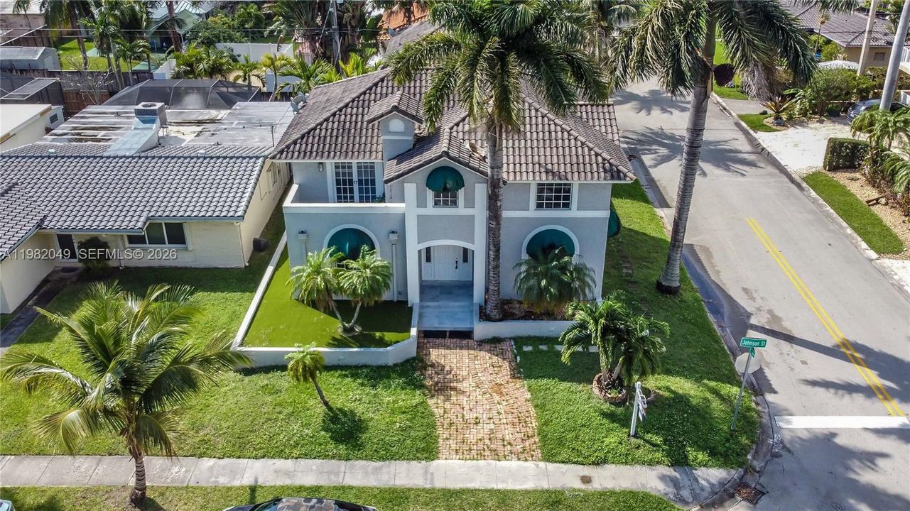 En Venta: $1,425,000 (5 camas, 3 baños, 3156 Pies cuadrados)