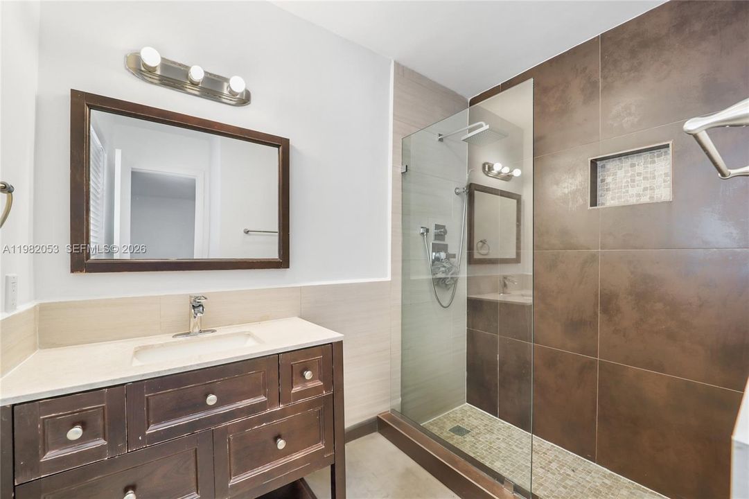 En Venta: $425,000 (2 camas, 2 baños, 1015 Pies cuadrados)