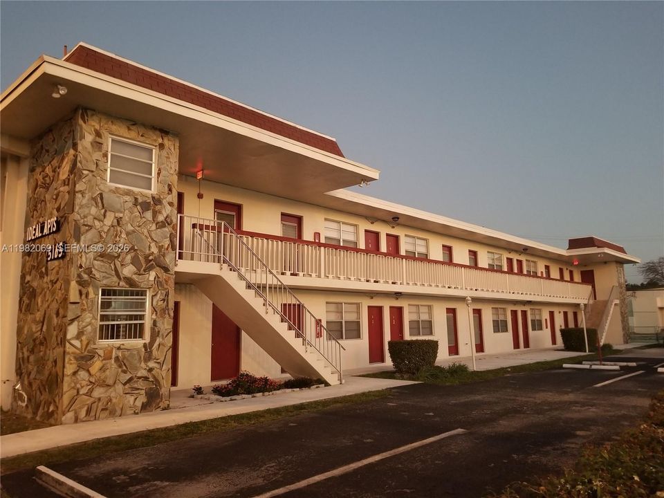 Active With Contract: $1,700 (1 beds, 1 baths, 0 Square Feet)