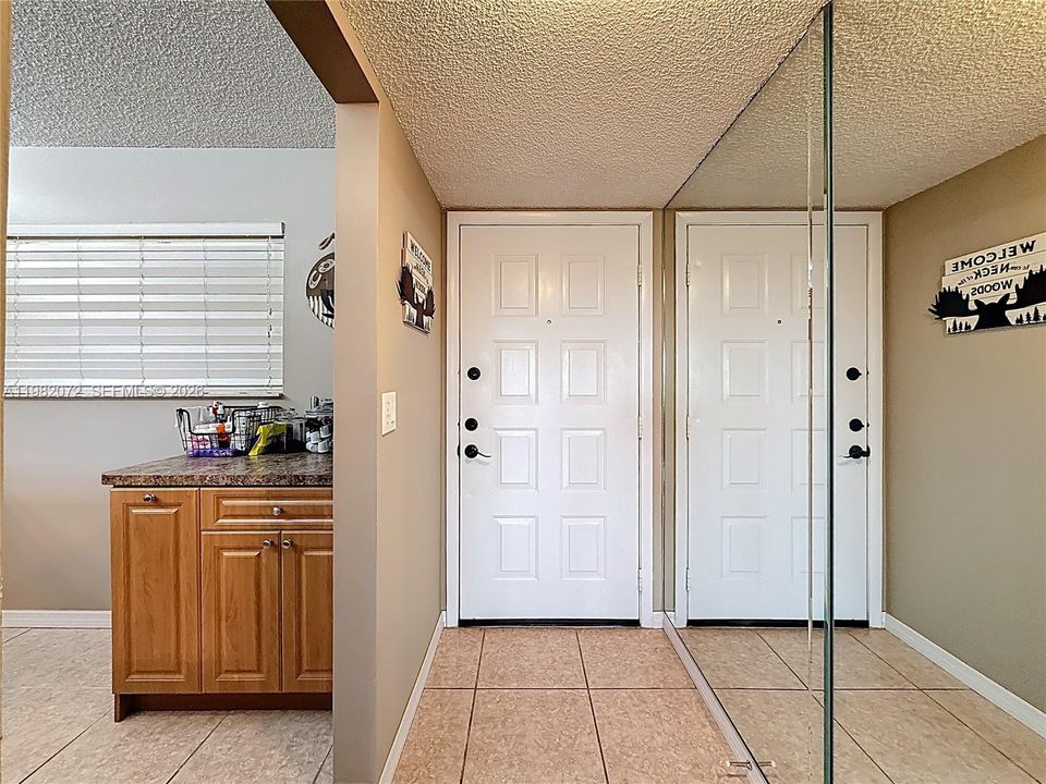 Под контрактом: $260,000 (2 спален, 2 ванн, 1038 Квадратных фут)