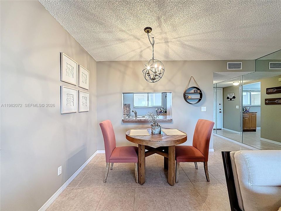 Под контрактом: $260,000 (2 спален, 2 ванн, 1038 Квадратных фут)