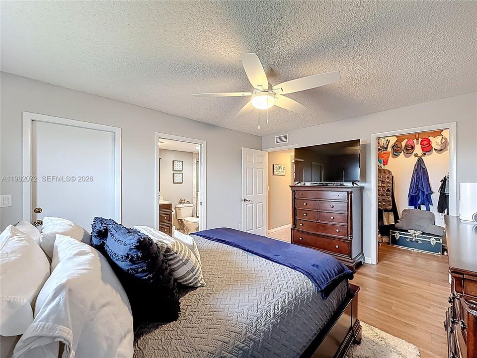 Под контрактом: $260,000 (2 спален, 2 ванн, 1038 Квадратных фут)