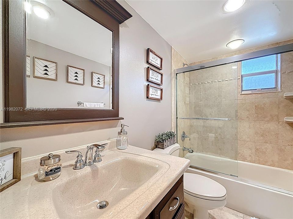 Под контрактом: $260,000 (2 спален, 2 ванн, 1038 Квадратных фут)