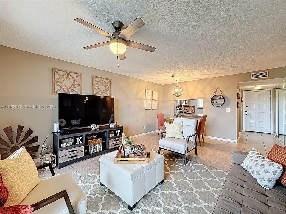 Под контрактом: $260,000 (2 спален, 2 ванн, 1038 Квадратных фут)