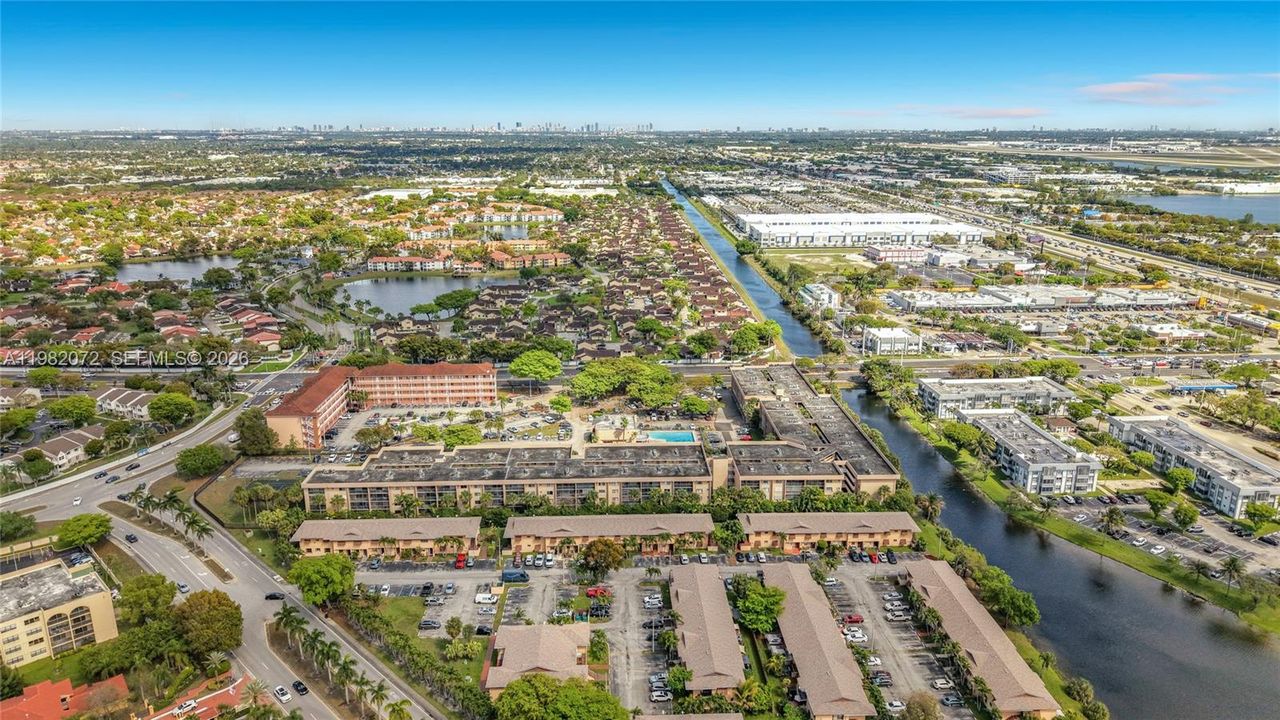 Под контрактом: $260,000 (2 спален, 2 ванн, 1038 Квадратных фут)