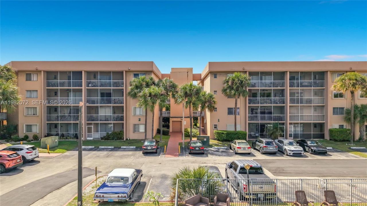 Под контрактом: $260,000 (2 спален, 2 ванн, 1038 Квадратных фут)