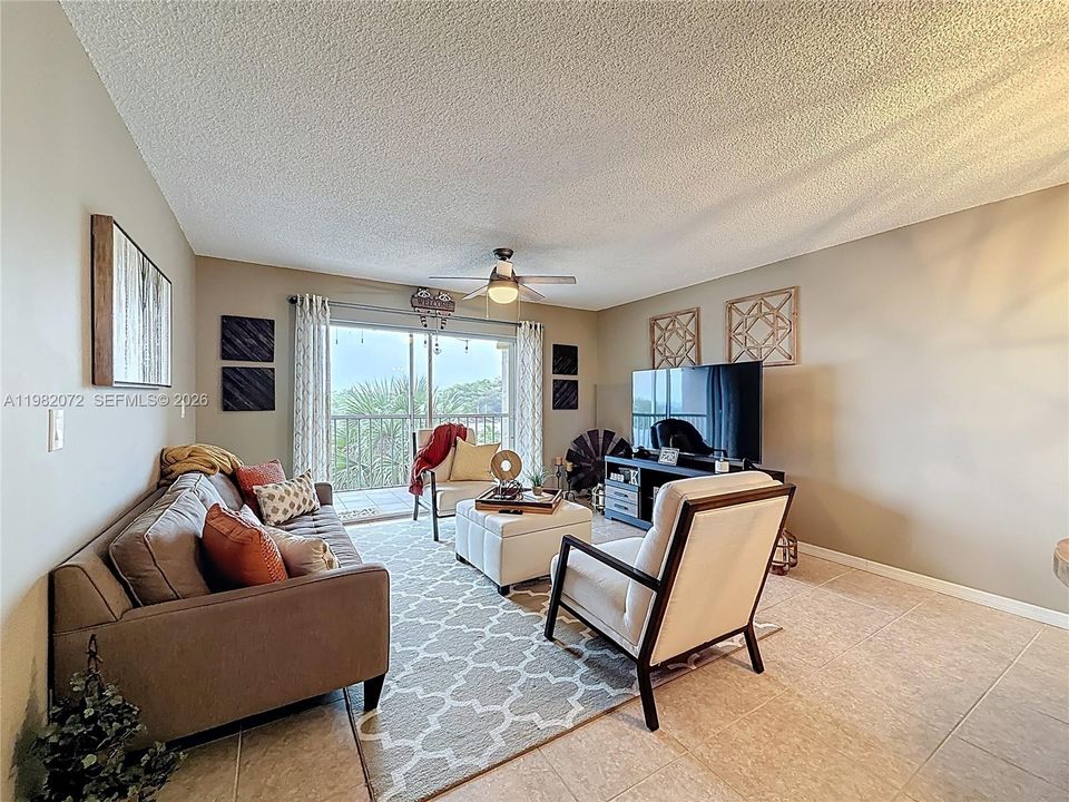 Под контрактом: $260,000 (2 спален, 2 ванн, 1038 Квадратных фут)