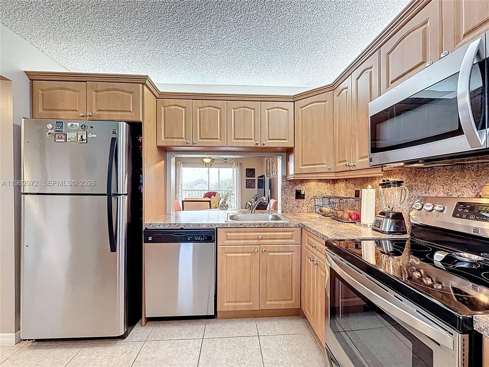 Под контрактом: $260,000 (2 спален, 2 ванн, 1038 Квадратных фут)