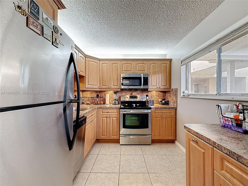 Под контрактом: $260,000 (2 спален, 2 ванн, 1038 Квадратных фут)