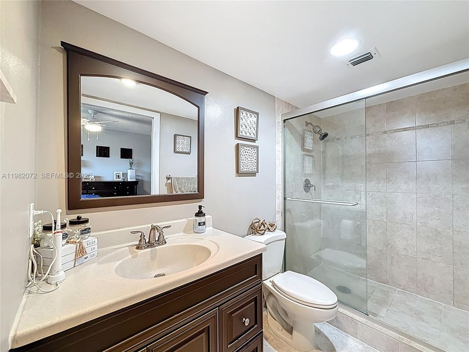 Под контрактом: $260,000 (2 спален, 2 ванн, 1038 Квадратных фут)