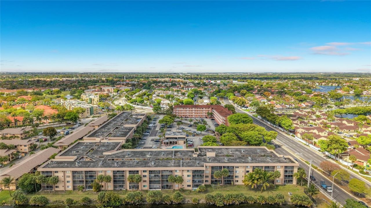 Под контрактом: $260,000 (2 спален, 2 ванн, 1038 Квадратных фут)