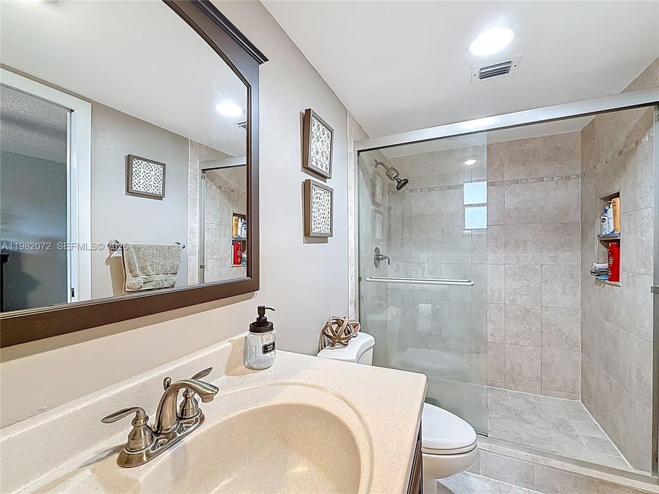 Под контрактом: $260,000 (2 спален, 2 ванн, 1038 Квадратных фут)