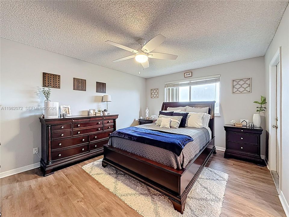 Под контрактом: $260,000 (2 спален, 2 ванн, 1038 Квадратных фут)