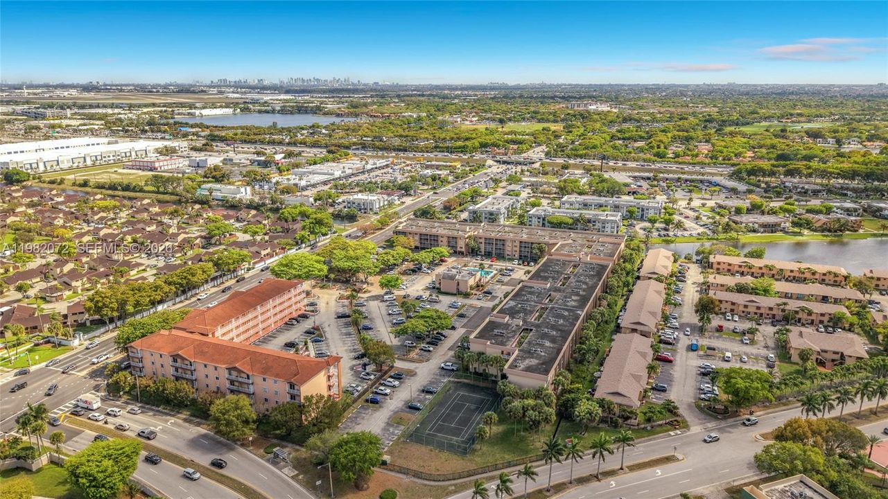 Под контрактом: $260,000 (2 спален, 2 ванн, 1038 Квадратных фут)