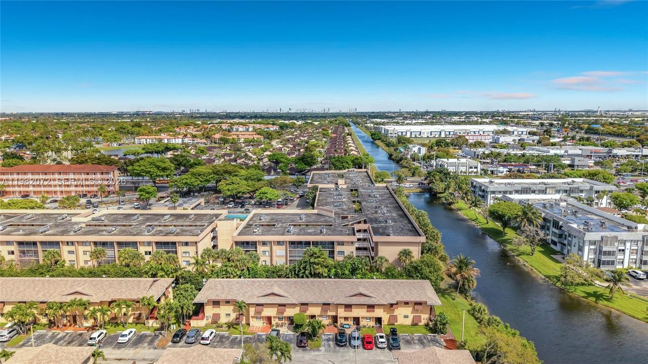 Под контрактом: $260,000 (2 спален, 2 ванн, 1038 Квадратных фут)