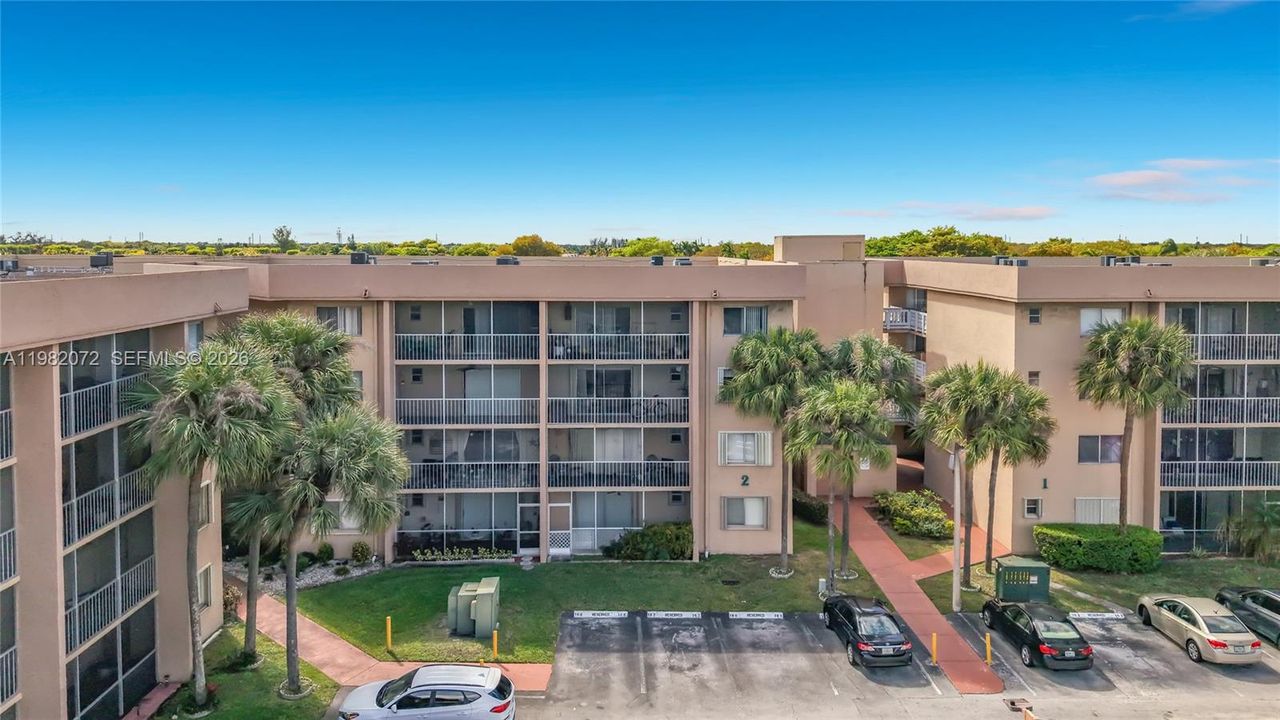 Под контрактом: $260,000 (2 спален, 2 ванн, 1038 Квадратных фут)