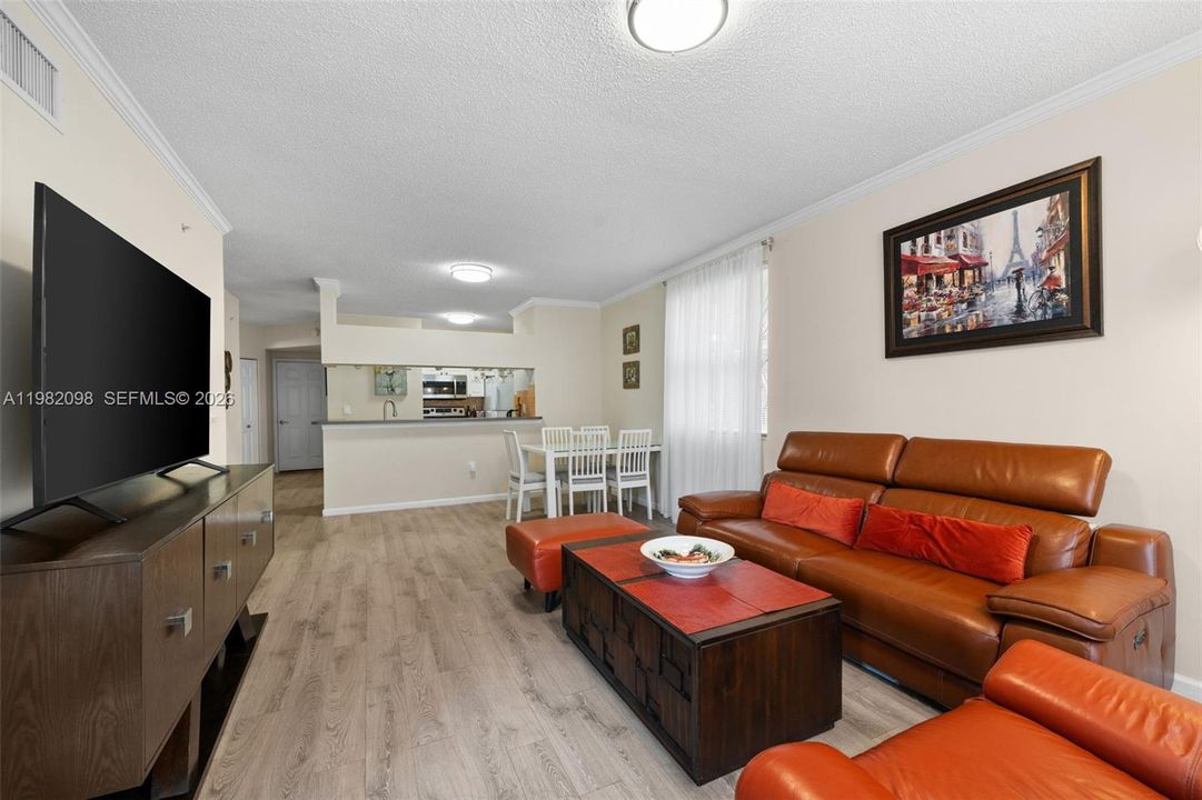 For Sale: $469,000 (2 beds, 2 baths, 934 Square Feet)