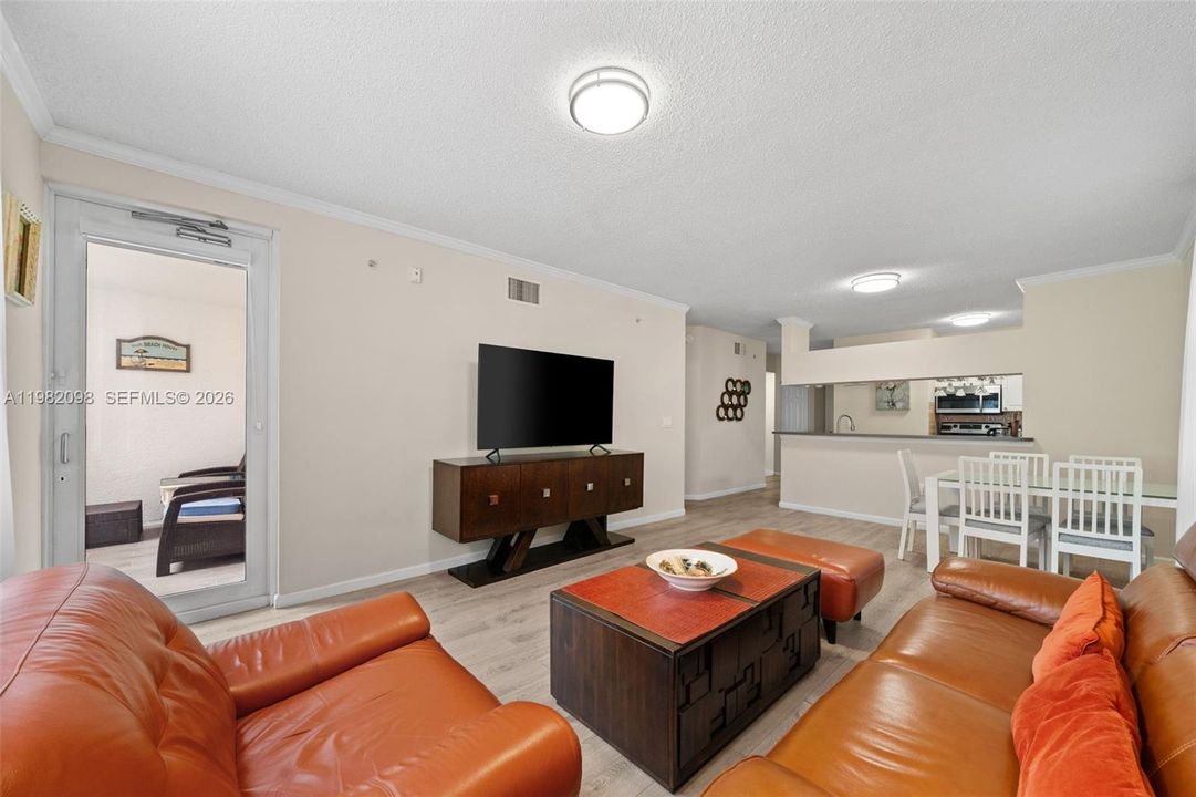 For Sale: $469,000 (2 beds, 2 baths, 934 Square Feet)