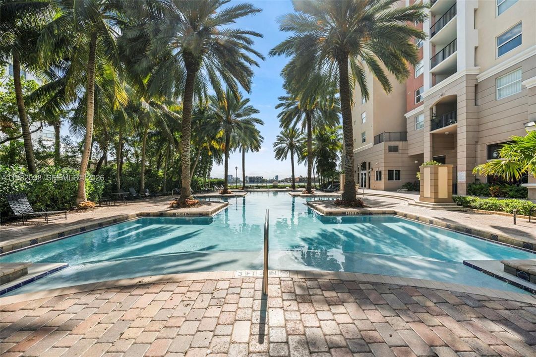 For Sale: $469,000 (2 beds, 2 baths, 934 Square Feet)