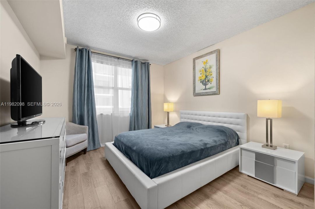 For Sale: $469,000 (2 beds, 2 baths, 934 Square Feet)