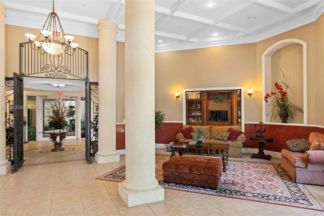 For Sale: $469,000 (2 beds, 2 baths, 934 Square Feet)