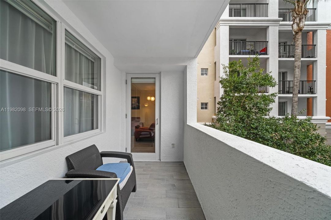For Sale: $469,000 (2 beds, 2 baths, 934 Square Feet)