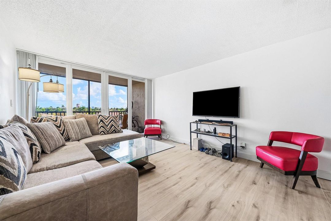 010-6RoyalPalmWay-BocaRaton-FL-33432-SMA