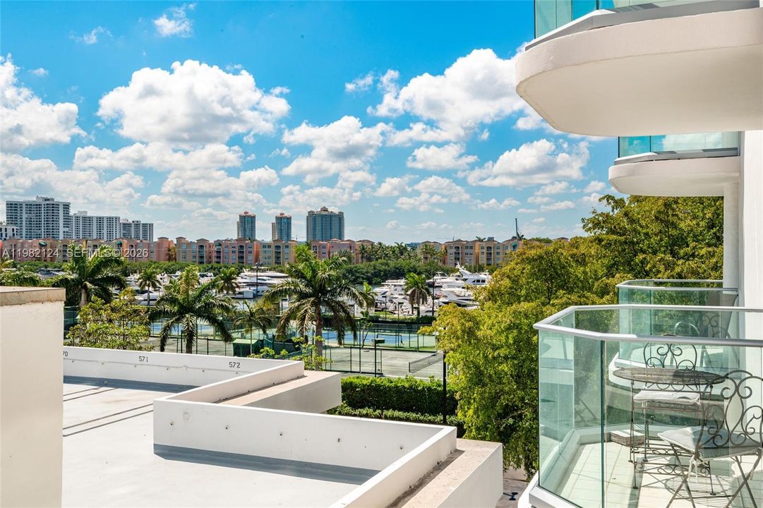 Под контрактом: $790,000 (2 спален, 2 ванн, 1825 Квадратных фут)