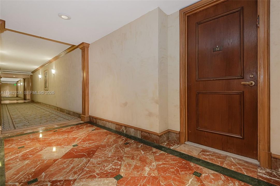 Под контрактом: $790,000 (2 спален, 2 ванн, 1825 Квадратных фут)