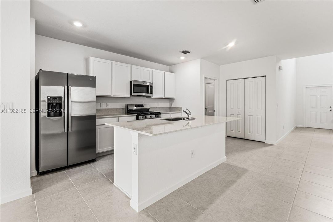 В аренду: $2,990 (5 спален, 2 ванн, 2326 Квадратных фут)