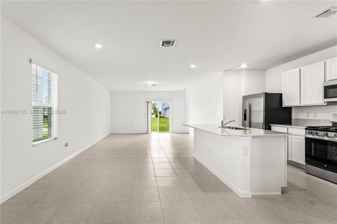 В аренду: $2,990 (5 спален, 2 ванн, 2326 Квадратных фут)