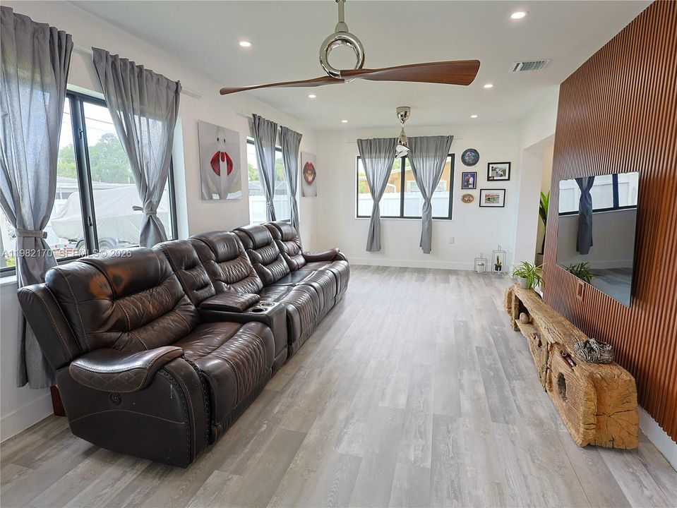 На продажу: $629,900 (3 спален, 2 ванн, 0 Квадратных фут)