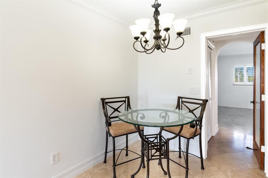 Shannon 4848 dining