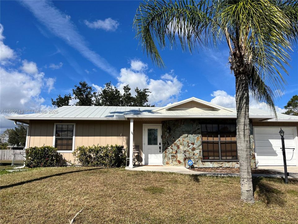 For Rent: $2,100 (2 beds, 2 baths, 960 Square Feet)