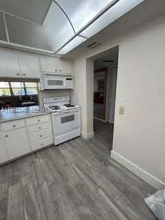 For Sale: $125,000 (1 beds, 1 baths, 770 Square Feet)