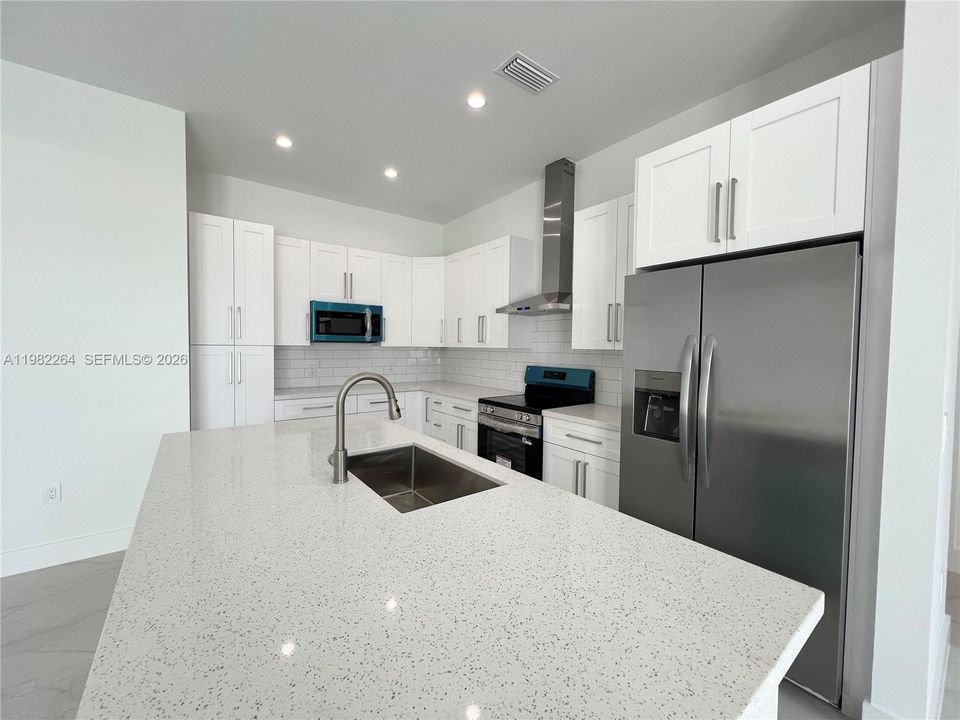 Vendido Recientemente: $514,999 (4 camas, 2 baños, 1616 Pies cuadrados)