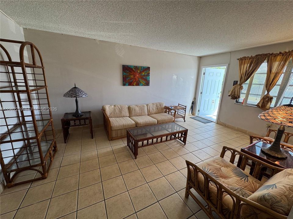 Active With Contract: $110,000 (1 beds, 1 baths, 691 Square Feet)