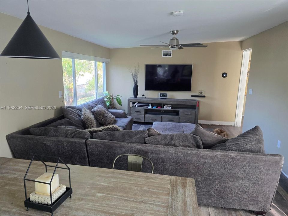 En Venta: $492,900 (3 camas, 2 baños, 1394 Pies cuadrados)