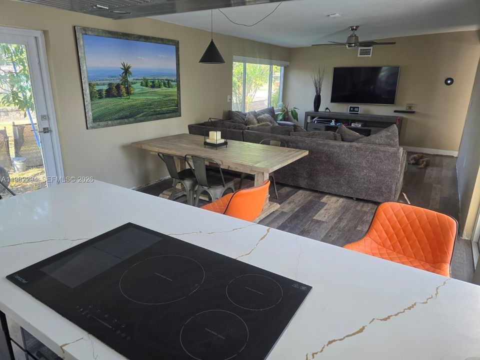 En Venta: $492,900 (3 camas, 2 baños, 1394 Pies cuadrados)