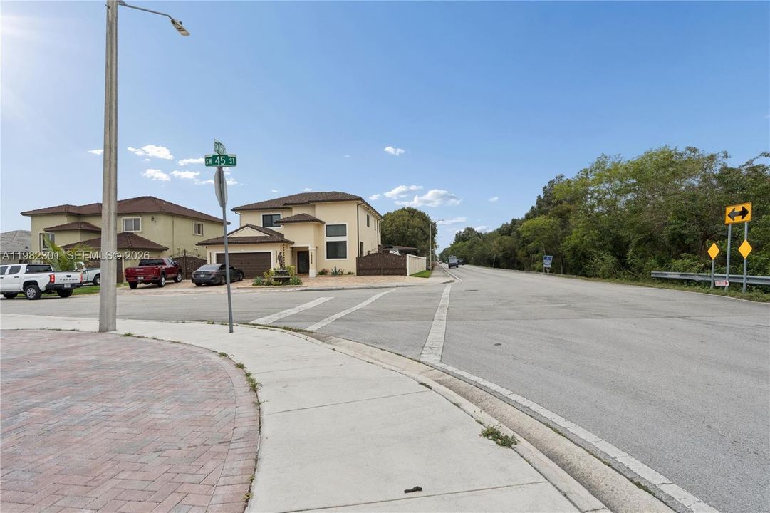 待售: $869,499 (1.00 acres)