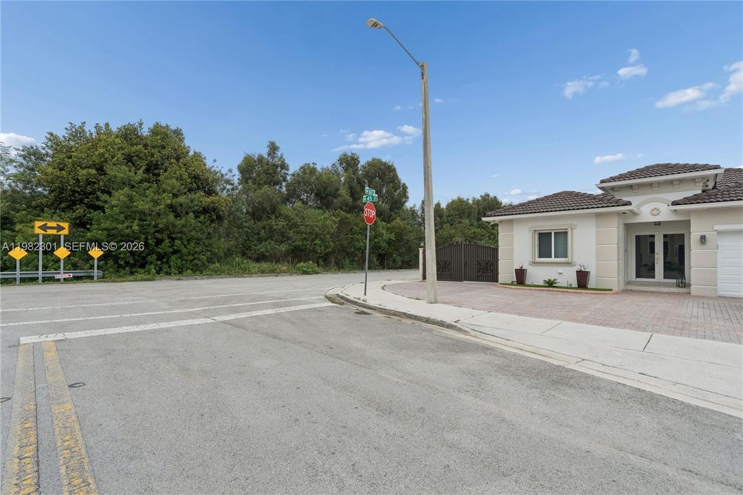 待售: $869,499 (1.00 acres)