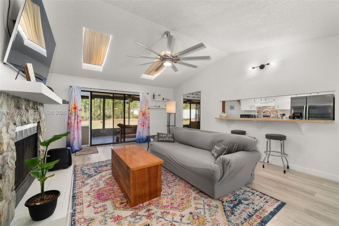 Vendido Recientemente: $460,000 (3 camas, 2 baños, 1723 Pies cuadrados)