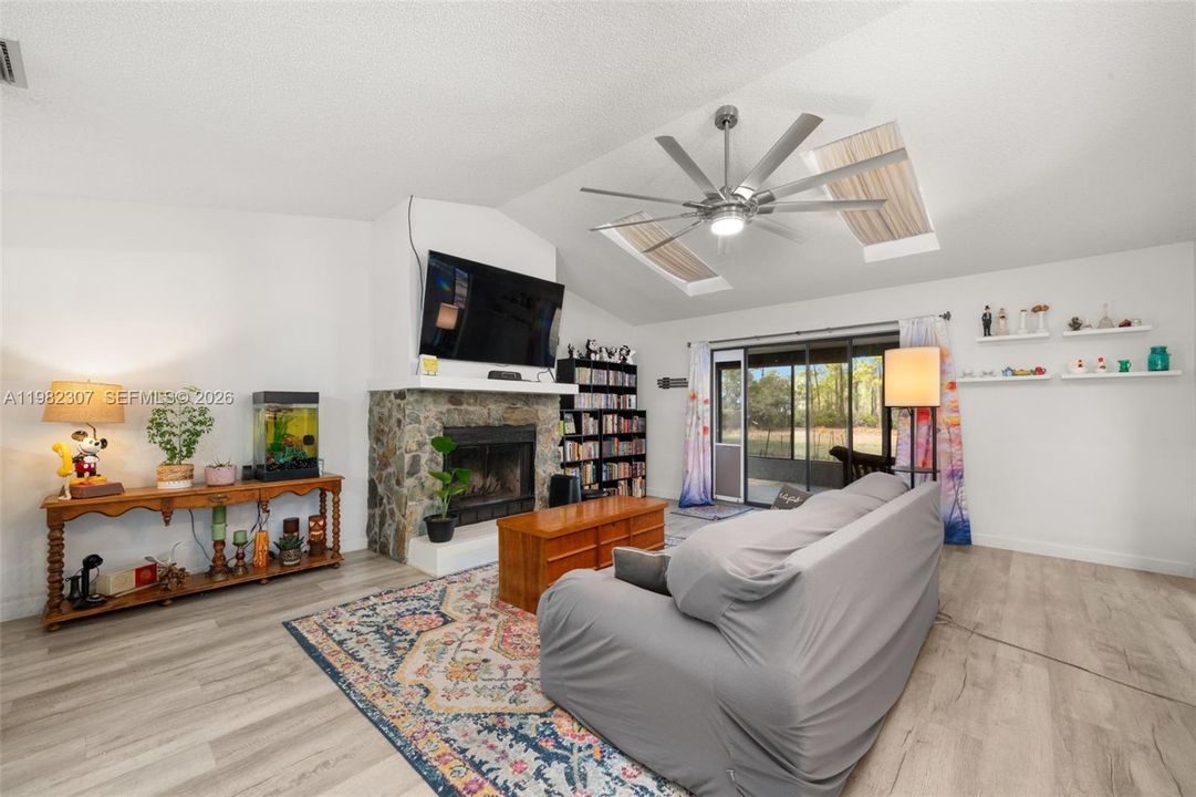 Vendido Recientemente: $460,000 (3 camas, 2 baños, 1723 Pies cuadrados)