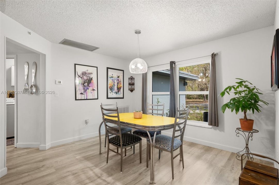 Vendido Recientemente: $460,000 (3 camas, 2 baños, 1723 Pies cuadrados)