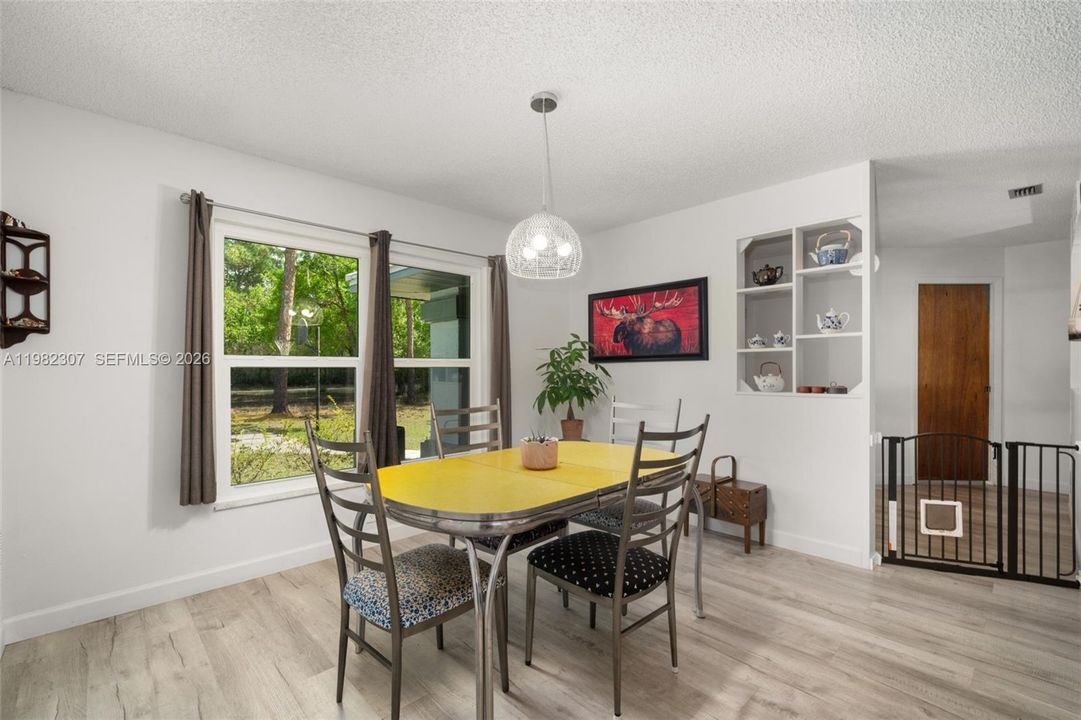 Vendido Recientemente: $460,000 (3 camas, 2 baños, 1723 Pies cuadrados)