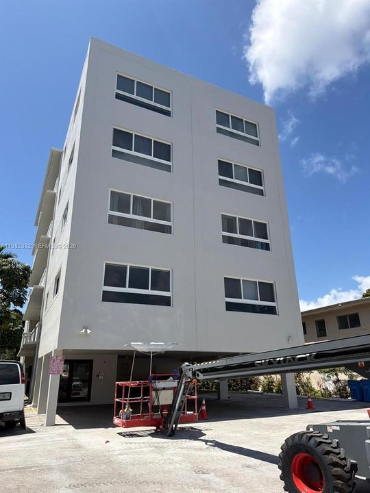 合同活跃: $325,000 (1 贝兹, 1 浴室, 903 平方英尺)