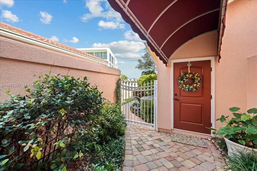 En Venta: $945,500 (3 camas, 3 baños, 2645 Pies cuadrados)