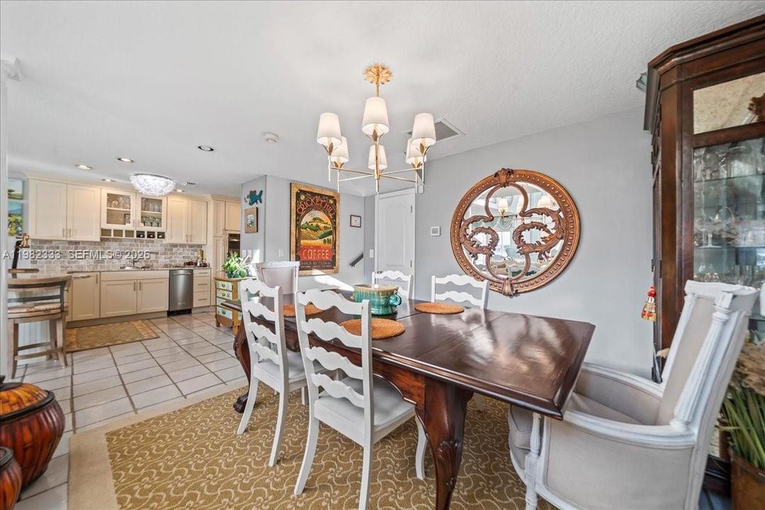 En Venta: $945,500 (3 camas, 3 baños, 2645 Pies cuadrados)
