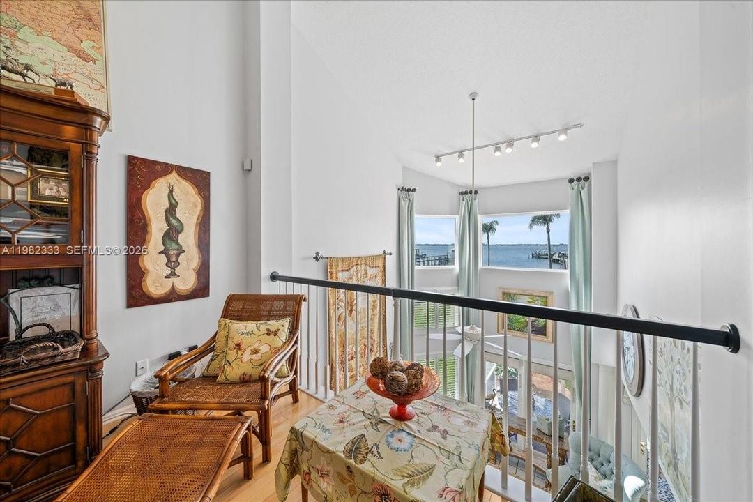 En Venta: $945,500 (3 camas, 3 baños, 2645 Pies cuadrados)