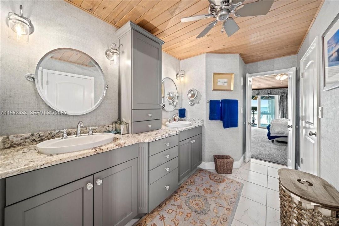 En Venta: $945,500 (3 camas, 3 baños, 2645 Pies cuadrados)